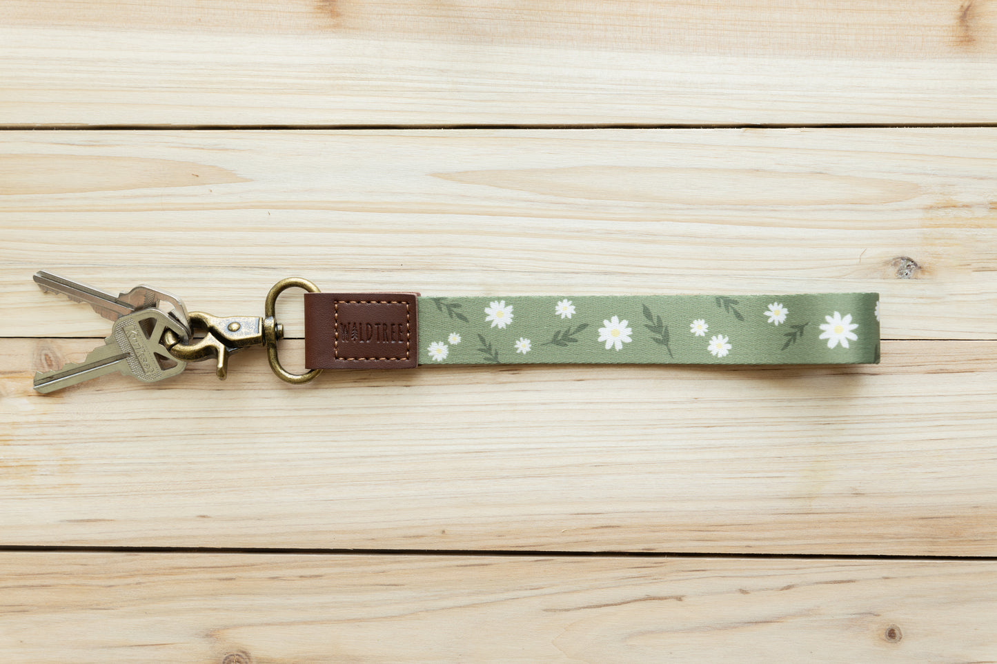 Daisy Wristlet keychain with wood background